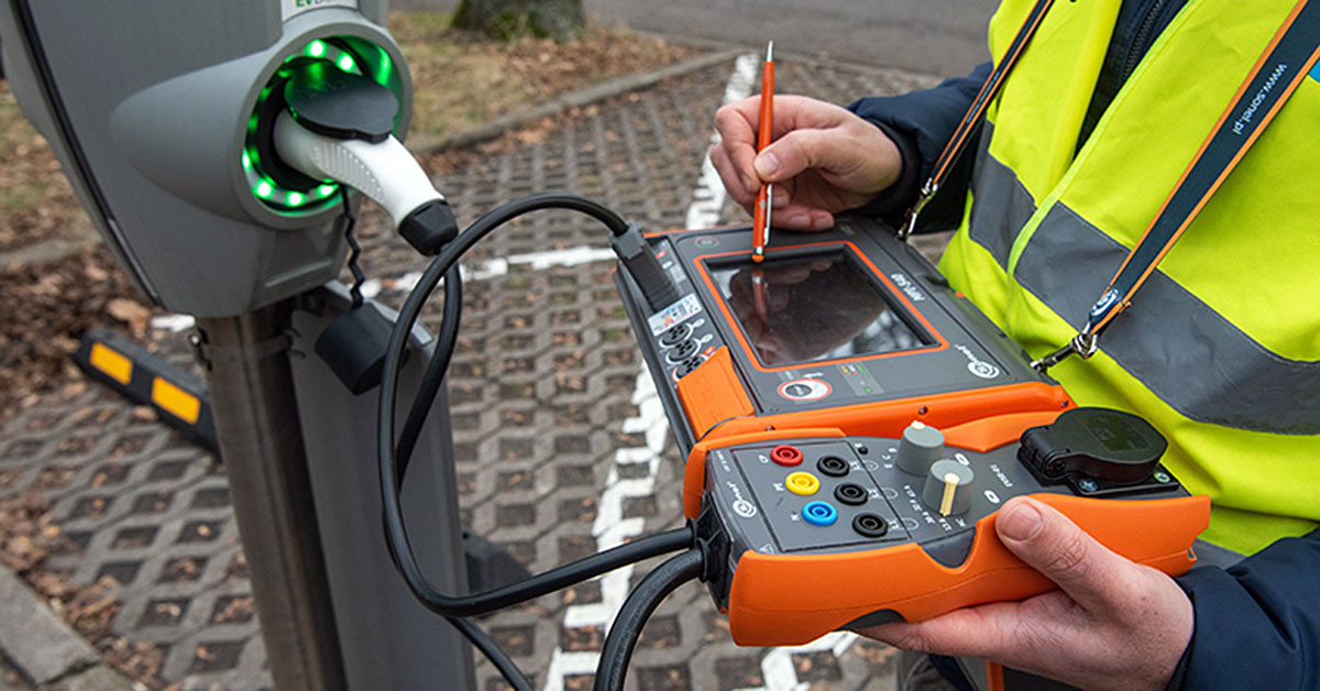 Pomiary bezpieczeństwa stacji ładowania pojazdów elektrycznych.